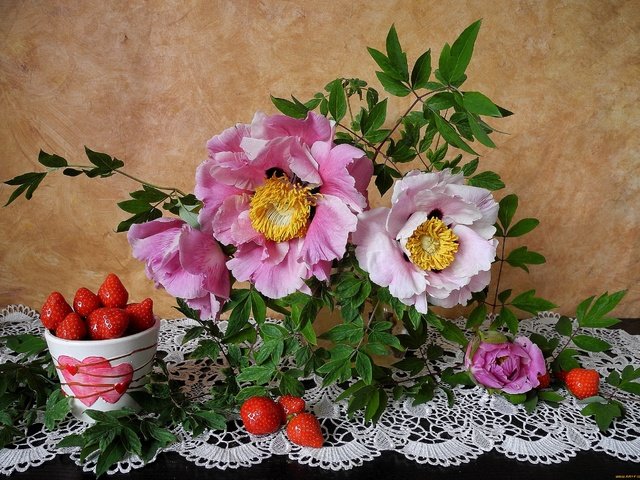 Обои ягода, лепестки, клубника, чашка, салфетка, натюрморт, пион, berry, petals, strawberry, cup, napkin, still life, peony разрешение 2600x1870 Загрузить