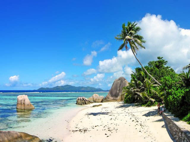 Обои море, пляж, отдых, остров, тропики, пирамиды, сейшелы, sea, beach, stay, island, tropics, pyramid, seychelles разрешение 2560x1920 Загрузить