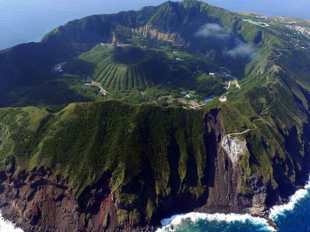 Обои япония, вулканический остров аогасима, japan, volcanic island aogashima разрешение 1920x1080 Загрузить