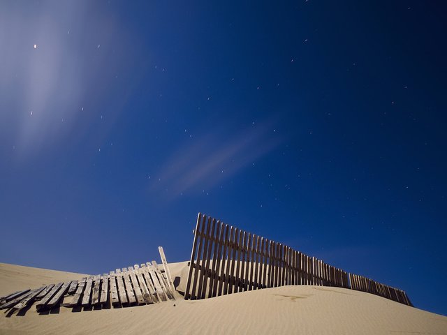 Обои небо, ночь, звезды, песок, забор, the sky, night, stars, sand, the fence разрешение 1920x1200 Загрузить