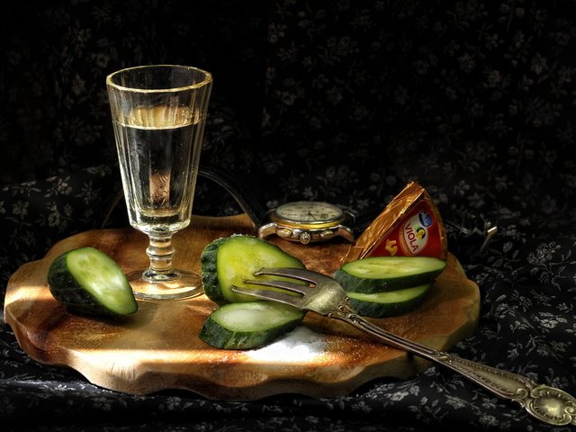 Обои водка, огурец, рюмка, vodka, cucumber, glass разрешение 2560x1440 Загрузить