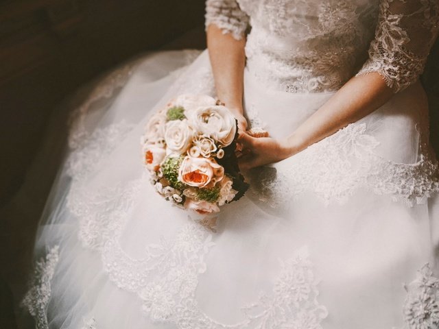 Обои платье, букет, свадьба, невеста, свадебная платье, dress, bouquet, wedding, the bride, wedding dress разрешение 1920x1080 Загрузить