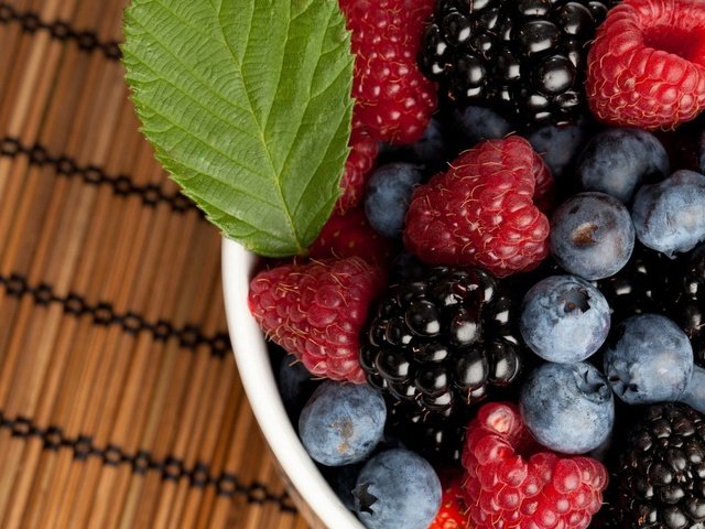 Обои малина, ягода, еда, ягоды, черника, ежевика, raspberry, berry, food, berries, blueberries, blackberry разрешение 1920x1200 Загрузить