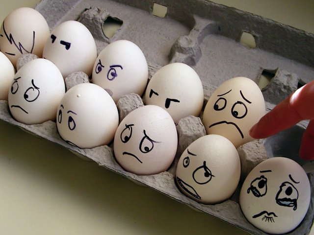 Обои яйца, страх, коробка, эмоции, слезы, eggs, fear, box, emotions, tears разрешение 1920x1200 Загрузить