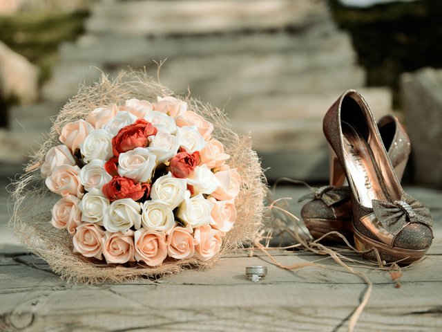 Обои цветы, розы, букет, туфли, свадебный, flowers, roses, bouquet, shoes, wedding разрешение 2560x1600 Загрузить