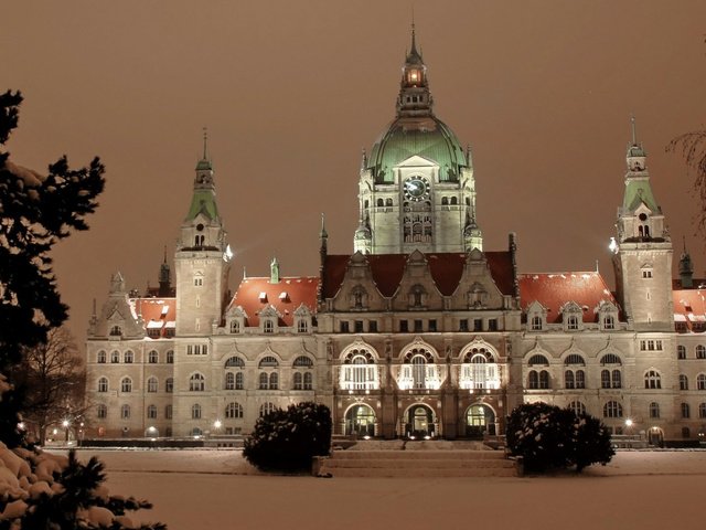 Обои снег, германия, зима, rathaus-hannover, ратуша, фото, город, дома, ель, здание, здания, snow, germany, winter, town hall, photo, the city, home, spruce, the building, building разрешение 1920x1080 Загрузить