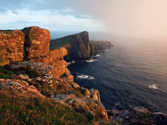 Обои свет, скалы, море, маяк, шотландия, британия, на краю, light, rocks, sea, lighthouse, scotland, britain, on the edge разрешение 1920x1200 Загрузить