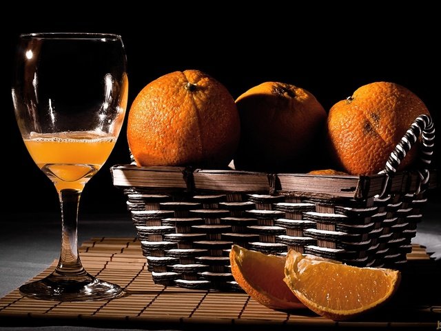 Обои апельсины, рядом, лежащие в плетеной, корзинке, со стоящим, фужером с апельсиновым, соком, oranges, next, lying in a wicker, basket, standing, a glass with orange, juice разрешение 1920x1200 Загрузить