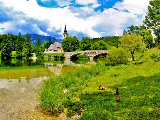 Обои небо, словения, трава, облака, река, солнце, лето, мост, церковь, the sky, slovenia, grass, clouds, river, the sun, summer, bridge, church разрешение 2560x1600 Загрузить