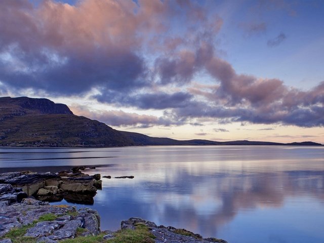 Обои облака, вода, озеро, горы, холмы, камни, берег, шотландия, clouds, water, lake, mountains, hills, stones, shore, scotland разрешение 1920x1200 Загрузить