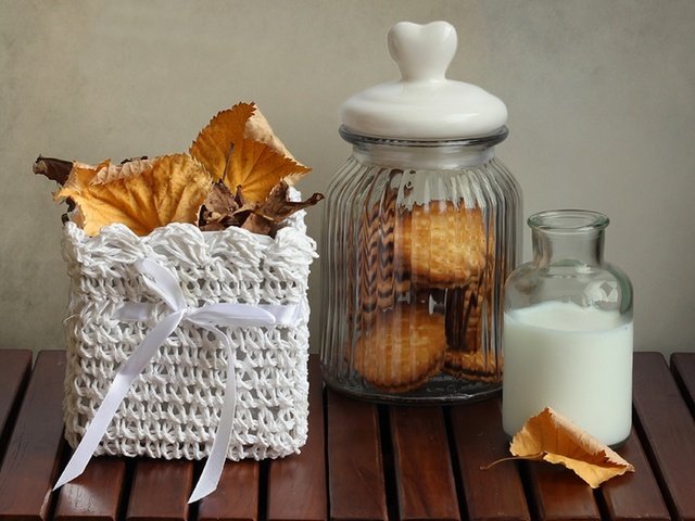 Обои листья, молоко, банка, печенье, корзинка, сухие листья, leaves, milk, bank, cookies, basket, dry leaves разрешение 1920x1284 Загрузить