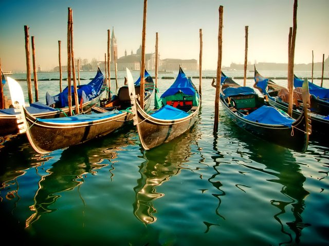 Обои вода, отражение, город, лодки, венеция, канал, италия, гондолы, water, reflection, the city, boats, venice, channel, italy, gondola разрешение 2048x1360 Загрузить