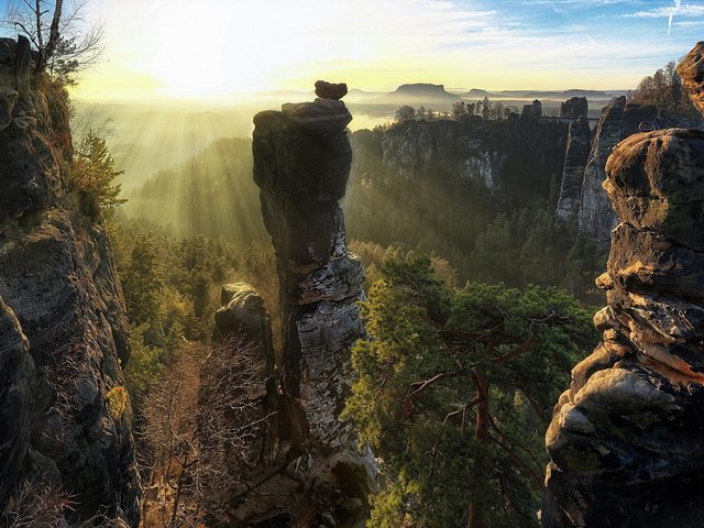 Обои горы, скалы, солнце, саксонская швейцария, mountains, rocks, the sun, saxon switzerland разрешение 2048x1365 Загрузить