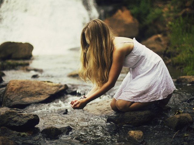 Обои вода, камни, девушка, блондинка, ручей, water, stones, girl, blonde, stream разрешение 2560x1600 Загрузить