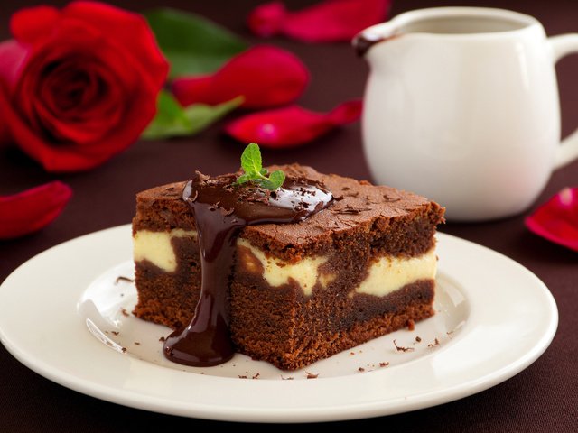 Обои розы, шоколад, сладкое, торт, пирожное, кусочек, roses, chocolate, sweet, cake, piece разрешение 2000x1333 Загрузить