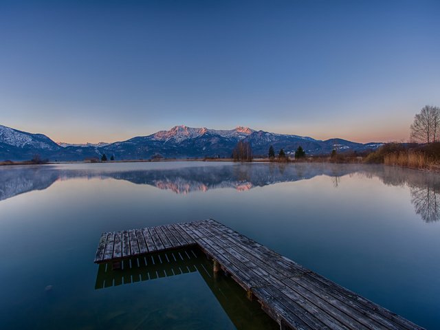 Обои озеро, горы, отражение, причал, lake, mountains, reflection, pier разрешение 2048x1365 Загрузить