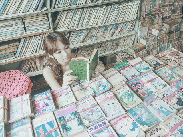 Обои девушка, книги, библиотека, азиатка, girl, books, library, asian разрешение 4516x3011 Загрузить