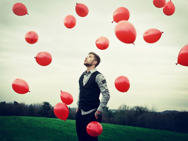 Обои небо, настроение, парень, воздушные шарики, the sky, mood, guy, balloons разрешение 2000x1328 Загрузить