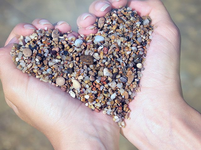 Обои руки, фигура, ладони, морские камни, сердце., hands, figure, palm, sea stones, heart. разрешение 1920x1200 Загрузить