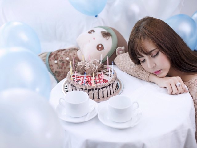 Обои девушка, спит, праздник, торт, воздушные шарики, girl, sleeping, holiday, cake, balloons разрешение 1920x1200 Загрузить