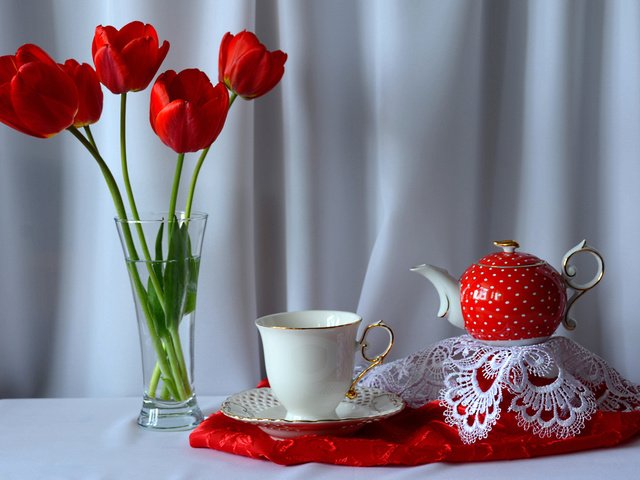 Обои цветы, кружка, тюльпаны, ваза, чай, чайник, натюрморт, flowers, mug, tulips, vase, tea, kettle, still life разрешение 2048x1354 Загрузить