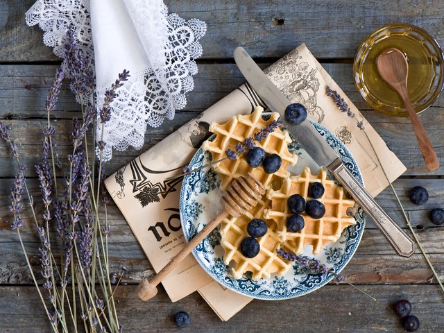 Обои лаванда, черника, мед, выпечка, вафли, anna verdina, lavender, blueberries, honey, cakes, waffles разрешение 2000x1331 Загрузить