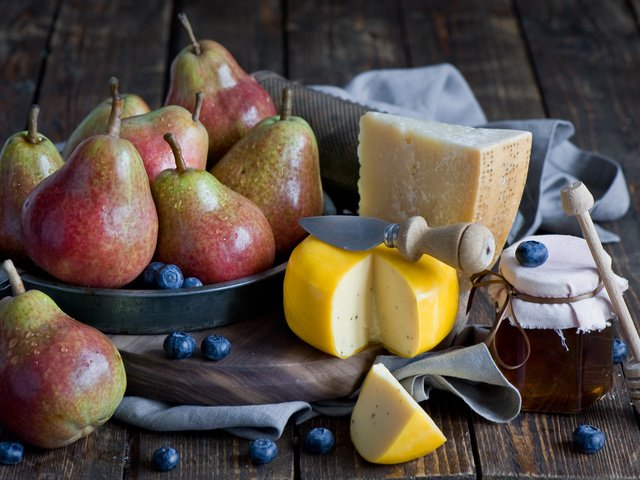 Обои сыр, черника, мед, натюрморт, груши, нектарин, anna verdina, cheese, blueberries, honey, still life, pear, nectarine разрешение 2000x1292 Загрузить