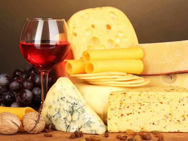 Обои орехи, виноград, бокал, сыр, вино, изюм, виногдад, разные сорта сыра, nuts, grapes, glass, cheese, wine, raisins, winograd, different types of cheese разрешение 5150x3433 Загрузить