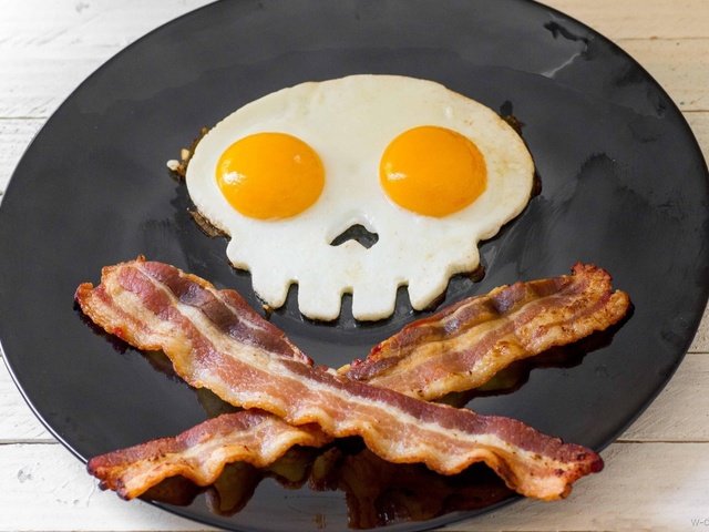 Обои черная, череп, завтрак, яйца, тарелка, бекон, яичница с беконом, black, skull, breakfast, eggs, plate, bacon, bacon and eggs разрешение 1920x1279 Загрузить