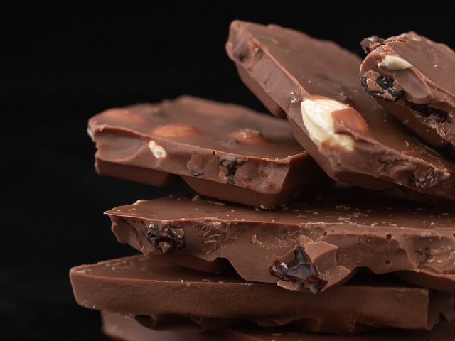 Обои орехи, макро, черный фон, шоколад, в шоколаде, изюм, nuts, macro, black background, chocolate, raisins разрешение 2500x1553 Загрузить