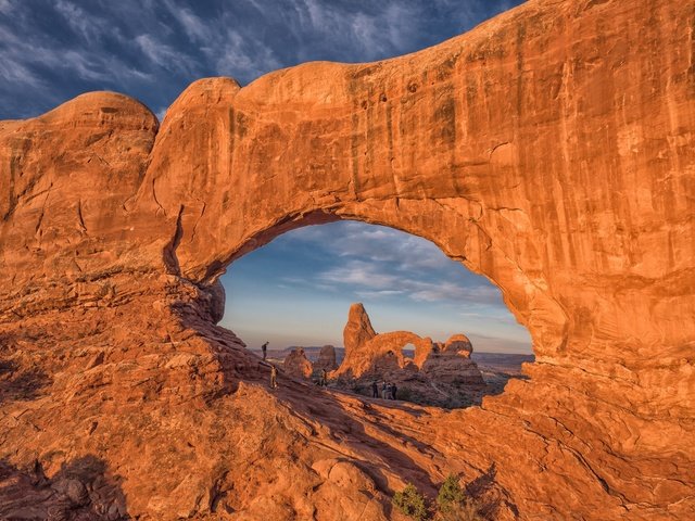 Обои небо, горы, скала, сша, юта, арка, национальный парк арки, the sky, mountains, rock, usa, utah, arch, arches national park разрешение 2048x1367 Загрузить