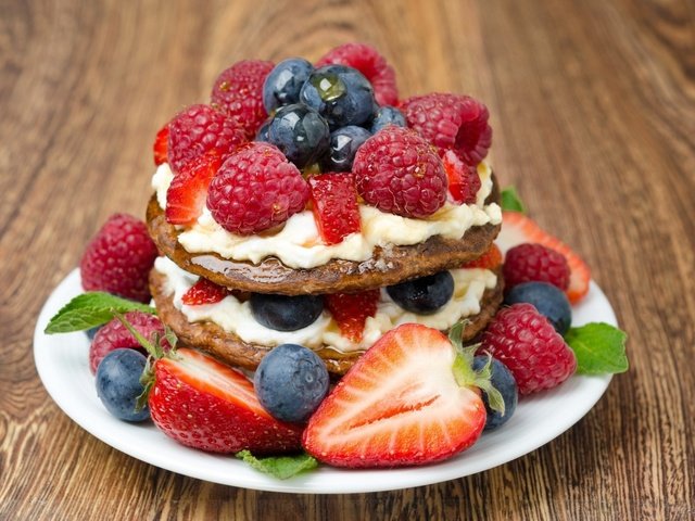 Обои крем для торта, малина, клубника, ягоды, черника, блины, cream cake, raspberry, strawberry, berries, blueberries, pancakes разрешение 1920x1271 Загрузить