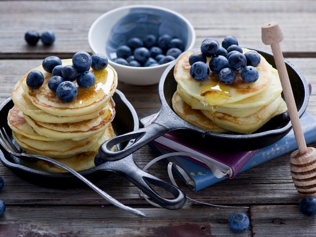 Обои ягоды, черника, мед, блинчики, блины, оладьи, berries, blueberries, honey, pancakes разрешение 2000x1331 Загрузить