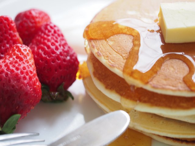 Обои клубника, масло, мед, блины, strawberry, oil, honey, pancakes разрешение 2048x1365 Загрузить