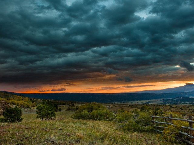 Обои небо, трава, облака, деревья, вечер, закат, тучи, забор, the sky, grass, clouds, trees, the evening, sunset, the fence разрешение 2560x1600 Загрузить