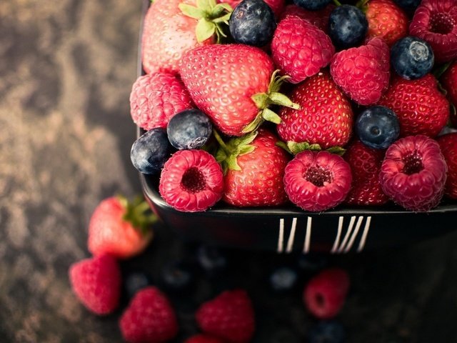 Обои малина, клубника, ягоды, черника, боке, raspberry, strawberry, berries, blueberries, bokeh разрешение 1920x1200 Загрузить