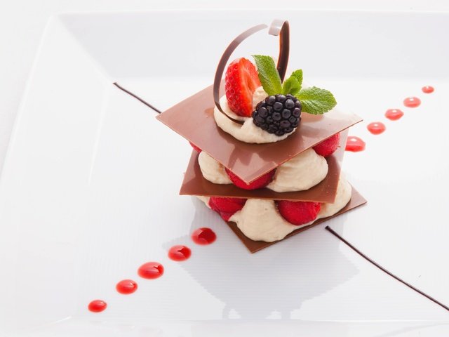 Обои крем для торта, клубника, шоколад, сладкое, десерт, ежевика, cream cake, strawberry, chocolate, sweet, dessert, blackberry разрешение 4693x3026 Загрузить