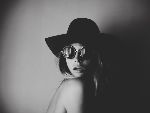 Обои девушка, портрет, очки, чёрно-белое, шляпа, annie mcginty, girl, portrait, glasses, black and white, hat разрешение 2048x1365 Загрузить