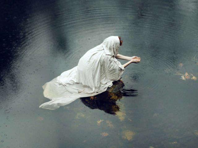 Обои вода, листья, девушка, отражение, дождь, рыжеволосая, water, leaves, girl, reflection, rain, redhead разрешение 1920x1200 Загрузить