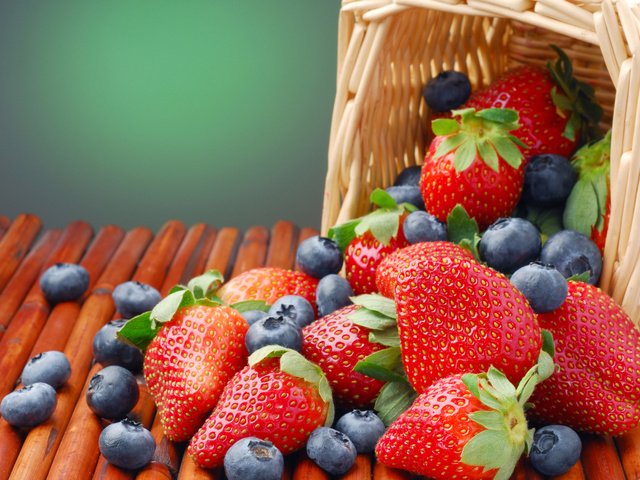 Обои еда, клубника, ягоды, черника, голубика, food, strawberry, berries, blueberries разрешение 2560x1600 Загрузить