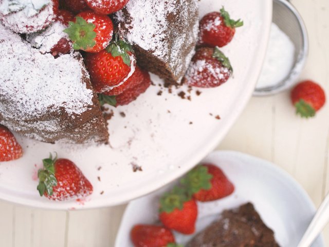 Обои вкусный, земляника, сахар, торт, пудра, шоколадный, delicious, strawberries, sugar, cake, powder, chocolate разрешение 2592x3872 Загрузить