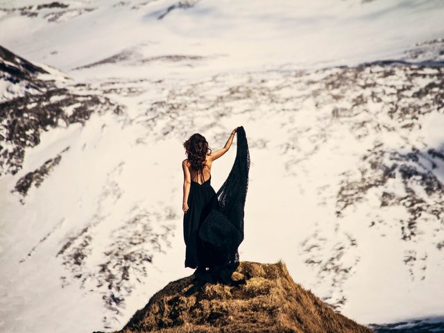 Обои горы, девушка, платье, модель, спина, волосы, черное платье, mountains, girl, dress, model, back, hair, black dress разрешение 2048x1365 Загрузить