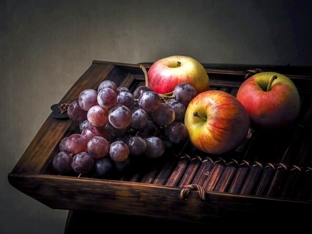 Обои виноград, фрукты, яблоки, натюрморт, grapes, fruit, apples, still life разрешение 2560x1696 Загрузить