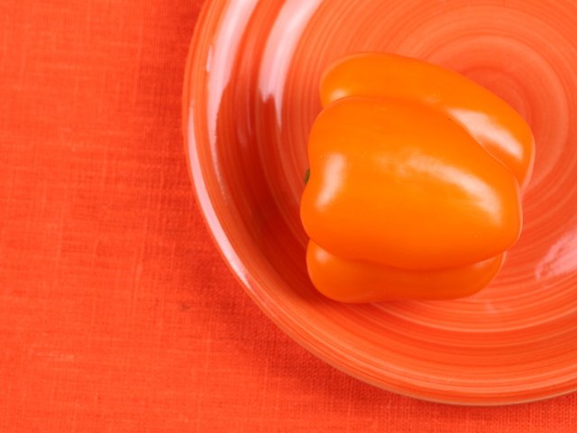 Обои цвет, оранжевый, тарелка, перец, перец болгарский, color, orange, plate, pepper разрешение 1920x1280 Загрузить