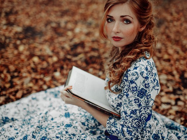 Обои девушка, платье, взгляд, осень, рыжая, локоны, книга, girl, dress, look, autumn, red, curls, book разрешение 2048x1365 Загрузить