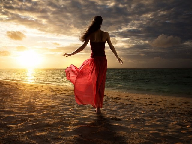 Обои закат, море, платье, песок, пляж, модель, sunset, sea, dress, sand, beach, model разрешение 5000x3321 Загрузить