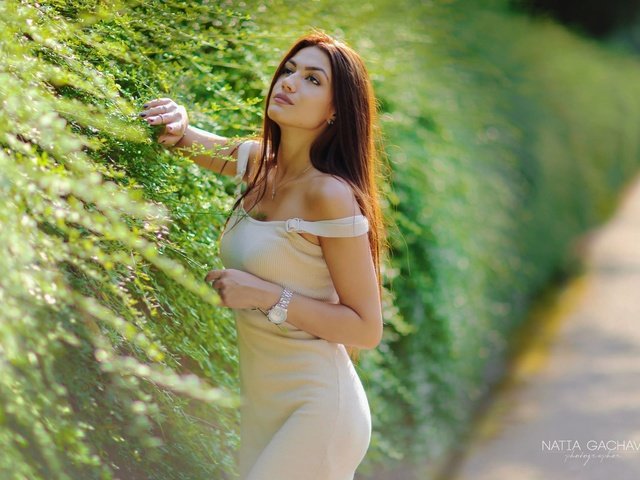 Обои девушка, платье, брюнетка, куст, girl, dress, brunette, bush разрешение 2048x1366 Загрузить