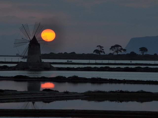 Обои небо, вода, солнце, закат, ветряная мельница, the sky, water, the sun, sunset, windmill разрешение 2048x1360 Загрузить