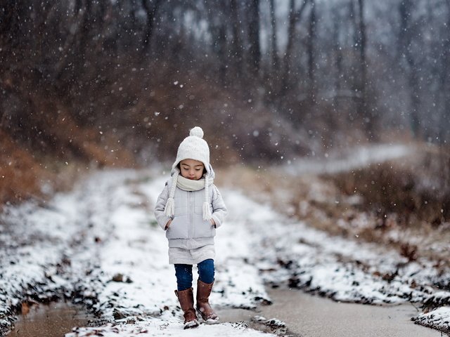 Обои дорога, зима, девочка, road, winter, girl разрешение 2463x1526 Загрузить