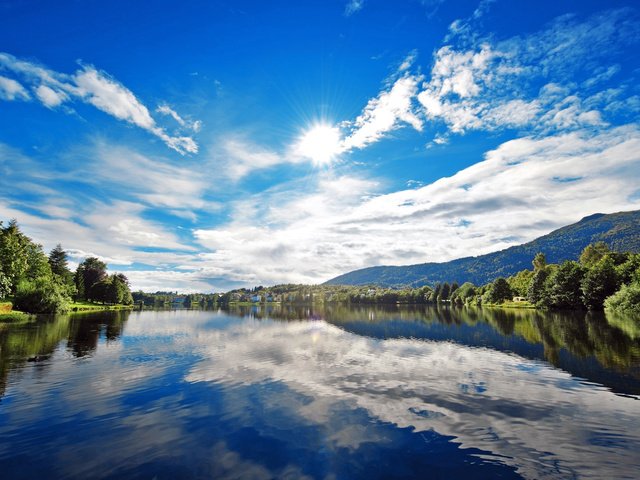 Обои небо, облака, деревья, озеро, горы, солнце, природа, отражение, the sky, clouds, trees, lake, mountains, the sun, nature, reflection разрешение 2560x1600 Загрузить